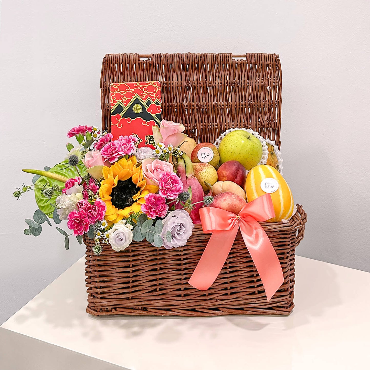 Ignite your summer with captivating sunflower gift baskets, full of fresh fruits and nourishing treats, the perfect combination of beauty and wellness to your doorstep.