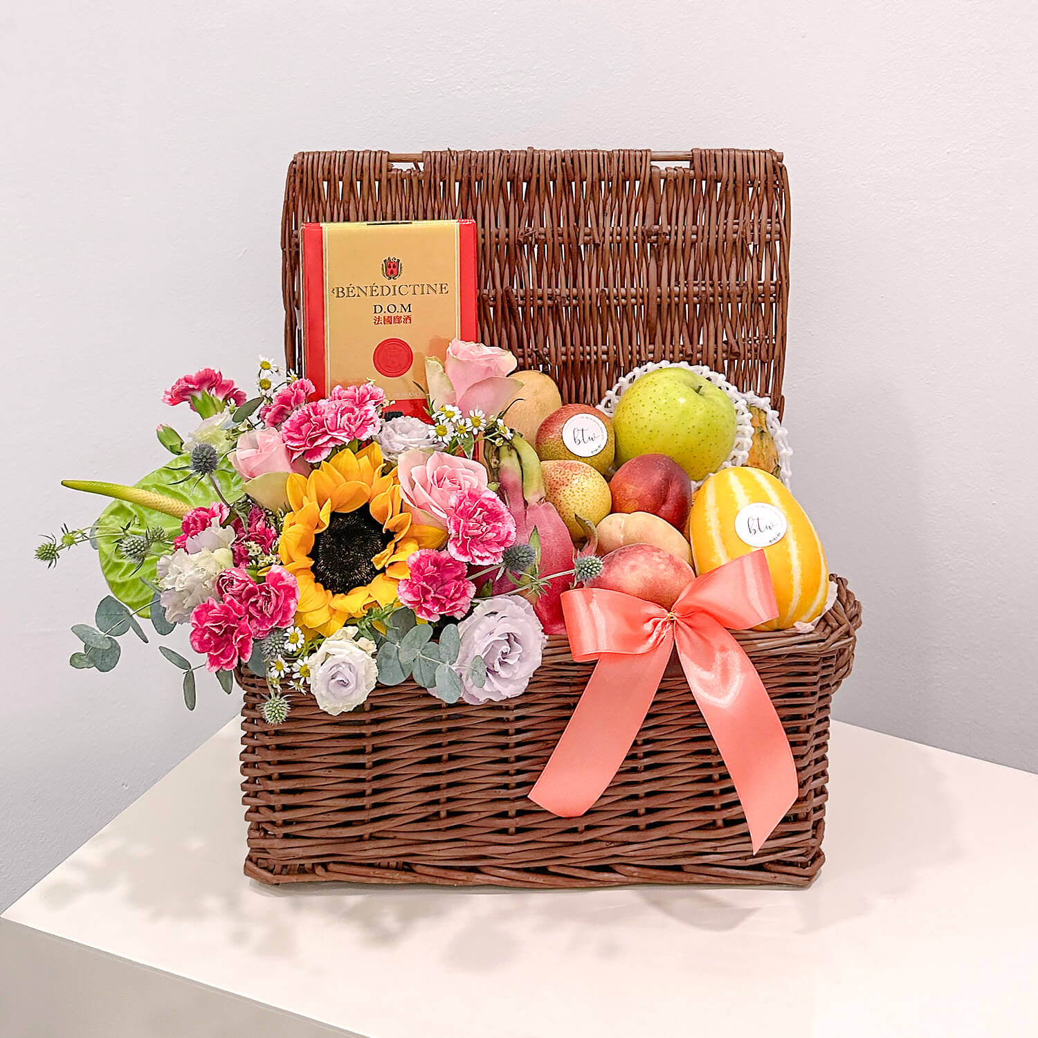 Ignite your summer with captivating sunflower gift baskets, full of fresh fruits and nourishing treats, the perfect combination of beauty and wellness to your doorstep.